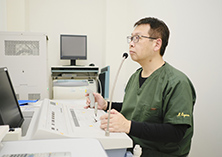 検査を実施する医師