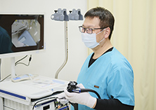 内視鏡検査を行う医師の様子