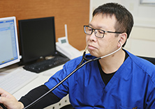 聴診器を使う医師の様子